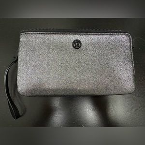 Lululemon wristlet in silver/black